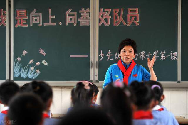 另外，津琴科在那场比赛中对于萨拉赫的防守做的不好，这样糟糕的防守也是我担心的地方，津琴科需要更多的参与到和球队的联系中。